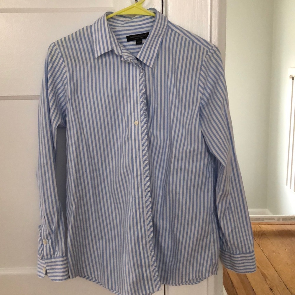 Super cute take on the basic oxford shirt!